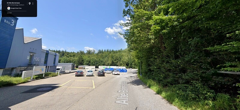 Tanzraum aussen mit Parkplätzen